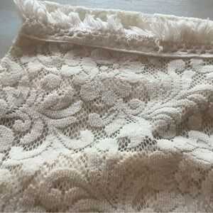 An amazing table runner